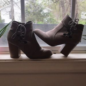 Lightly worn tan ankle boots- size 7